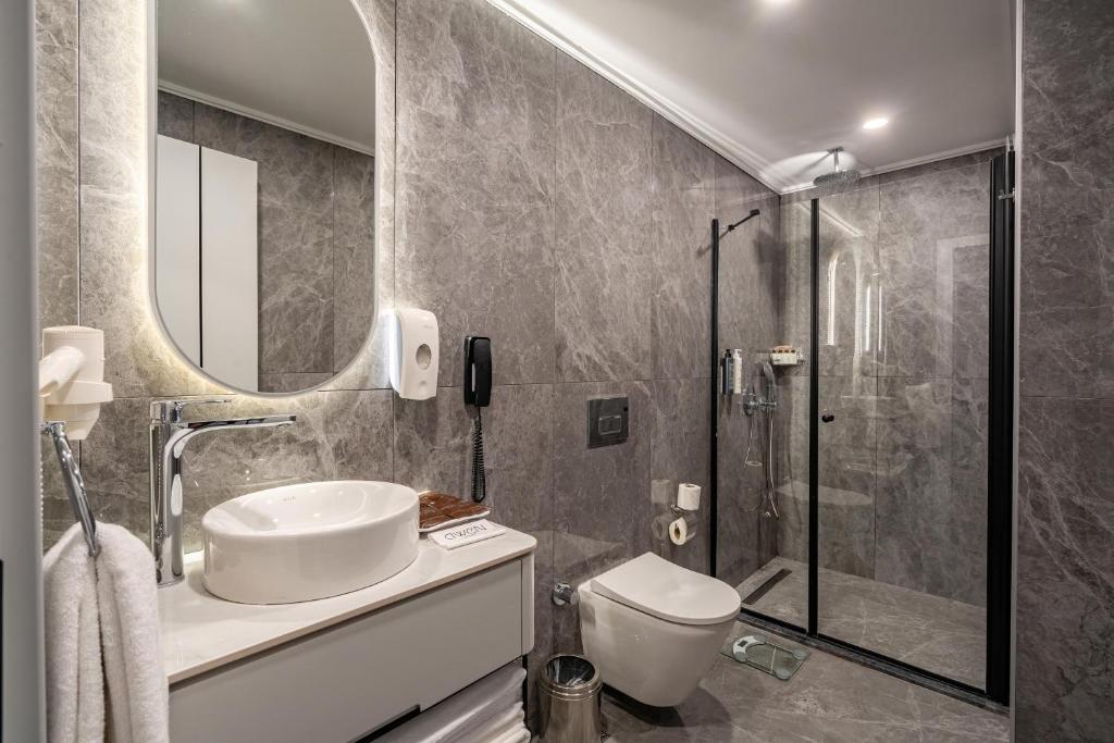 A bathroom at Awen Lara Hotel