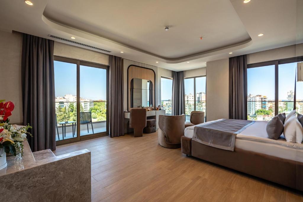 A bed or beds in a room at Awen Lara Hotel