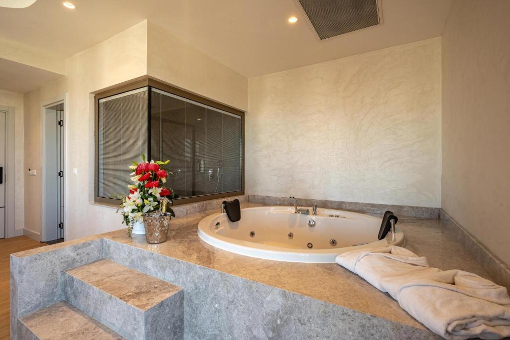 A bathroom at Awen Lara Hotel