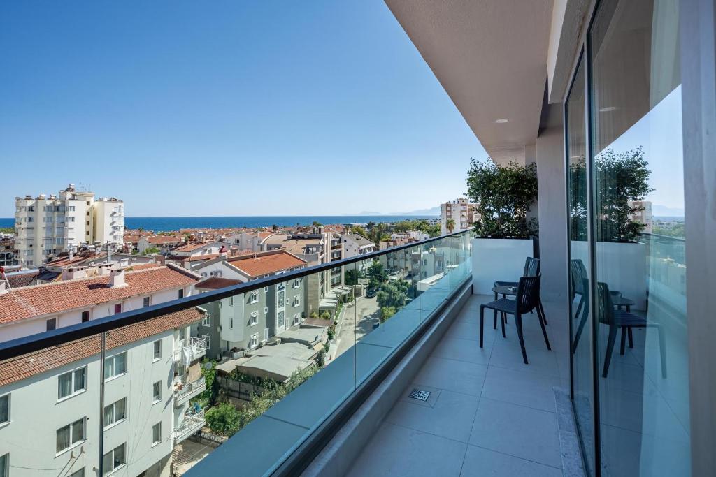A balcony or terrace at Awen Lara Hotel