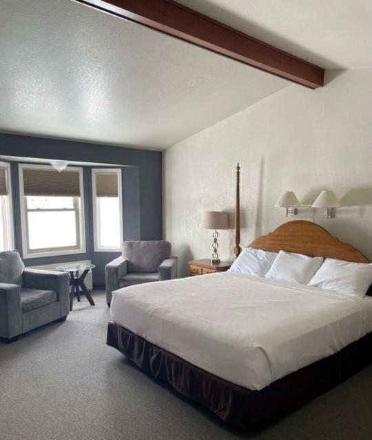 Postel nebo postele na pokoji v ubytování Hilltop Inn Broomfield Denver