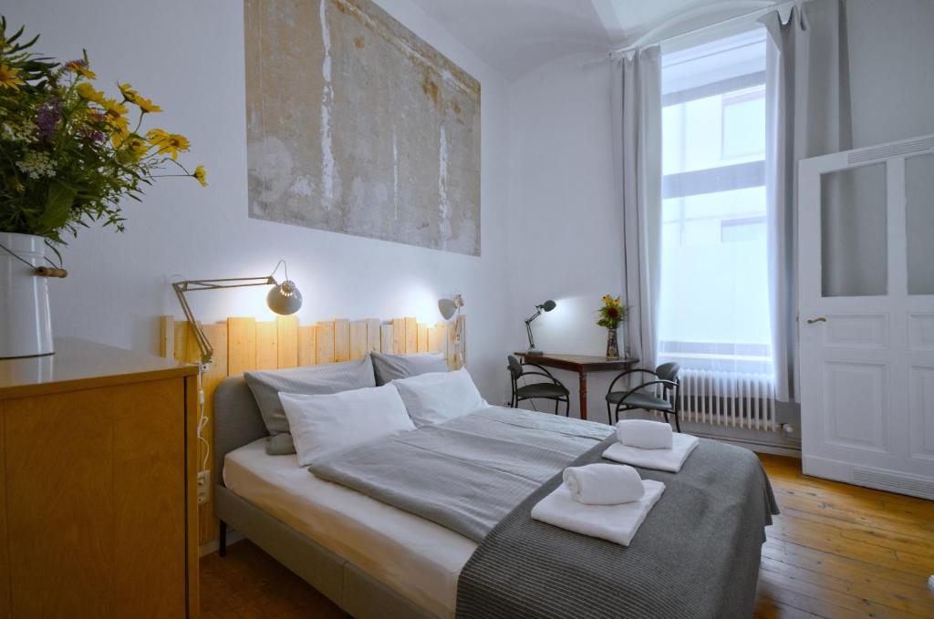 une chambre avec un lit avec deux serviettes dessus dans l'établissement Courtyard Apartment (LIALI), à Berlin