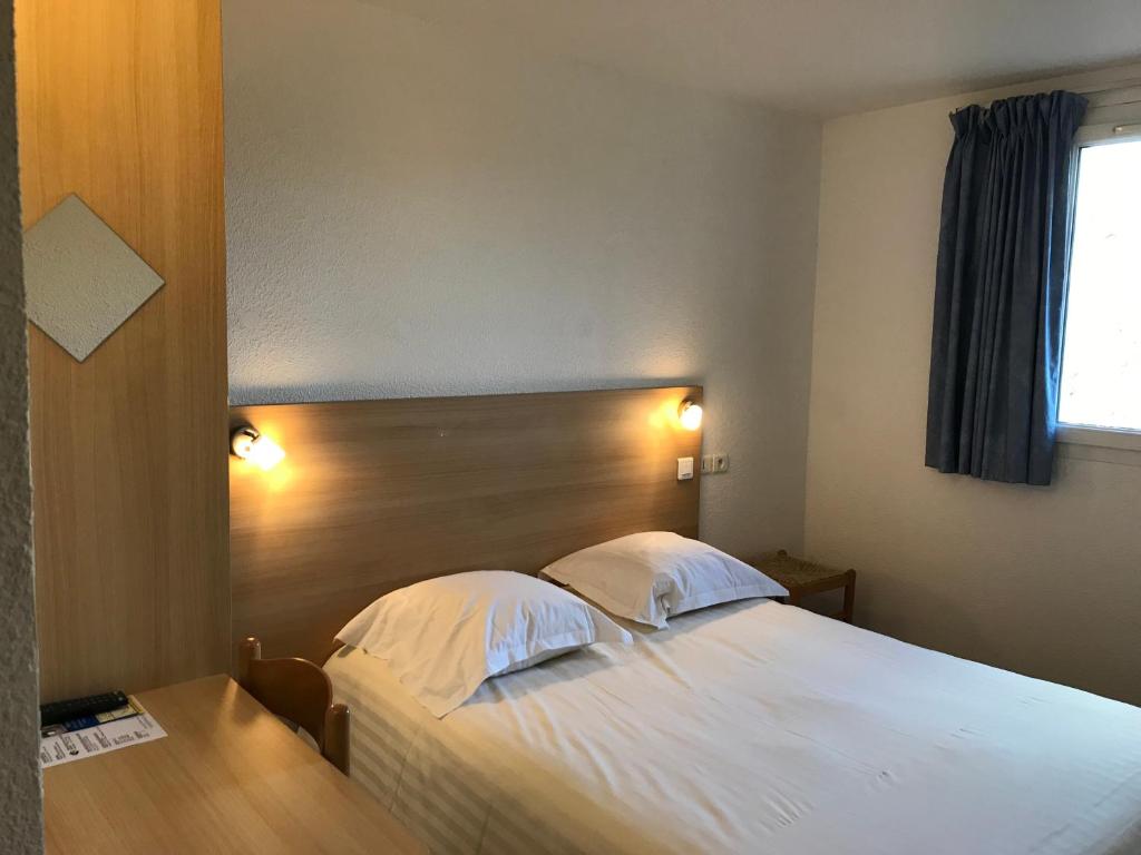 Postel nebo postele na pokoji v ubytování Brit Hotel Essentiel Deltour Mende