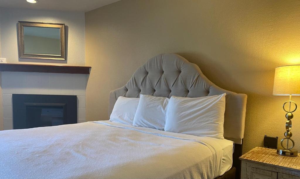 Postel nebo postele na pokoji v ubytování Hilltop Inn Broomfield Denver