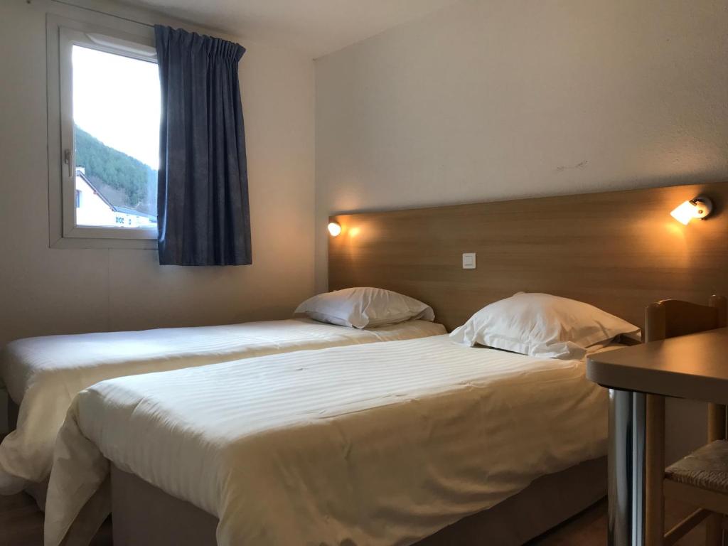 Postel nebo postele na pokoji v ubytování Brit Hotel Essentiel Deltour Mende