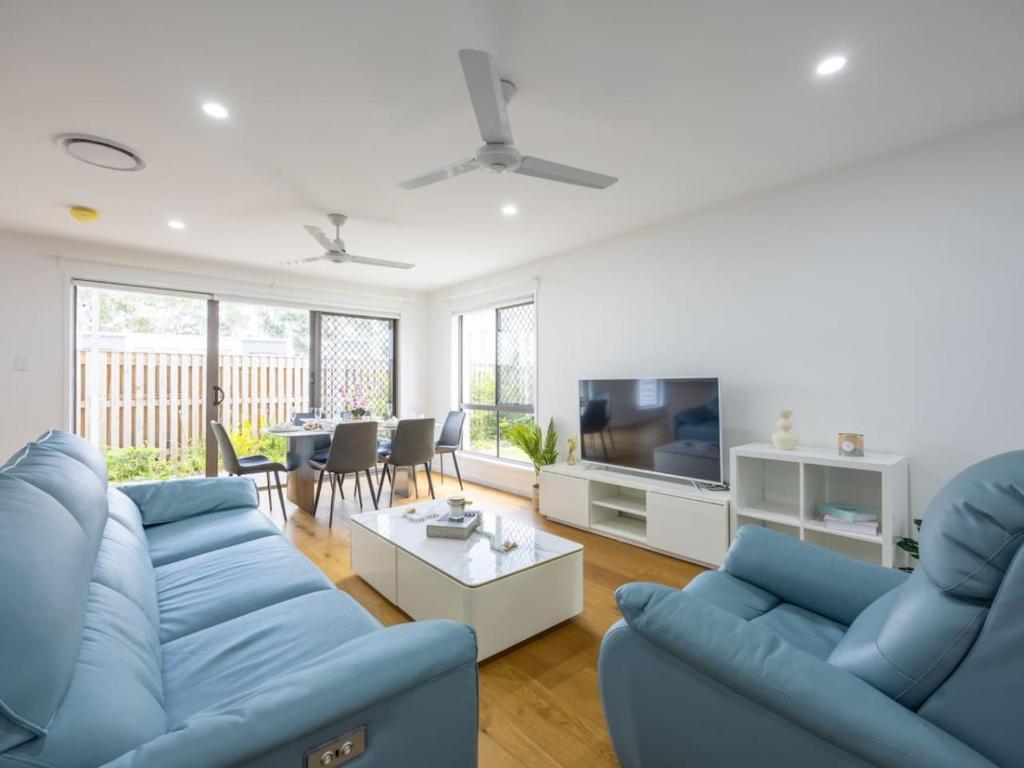 TV a/nebo společenská místnost v ubytování Brand new 4beds home Minutes from M1 and Local Shops