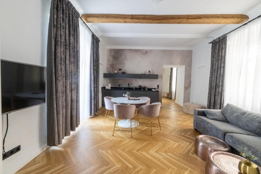 TV a/nebo společenská místnost v ubytování Designer Boutique Apartments Graz Trauttmansdorffgasse