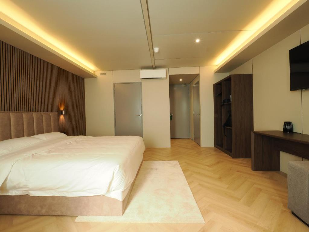 TV a/nebo společenská místnost v ubytování Tung Hotel Zeewolde