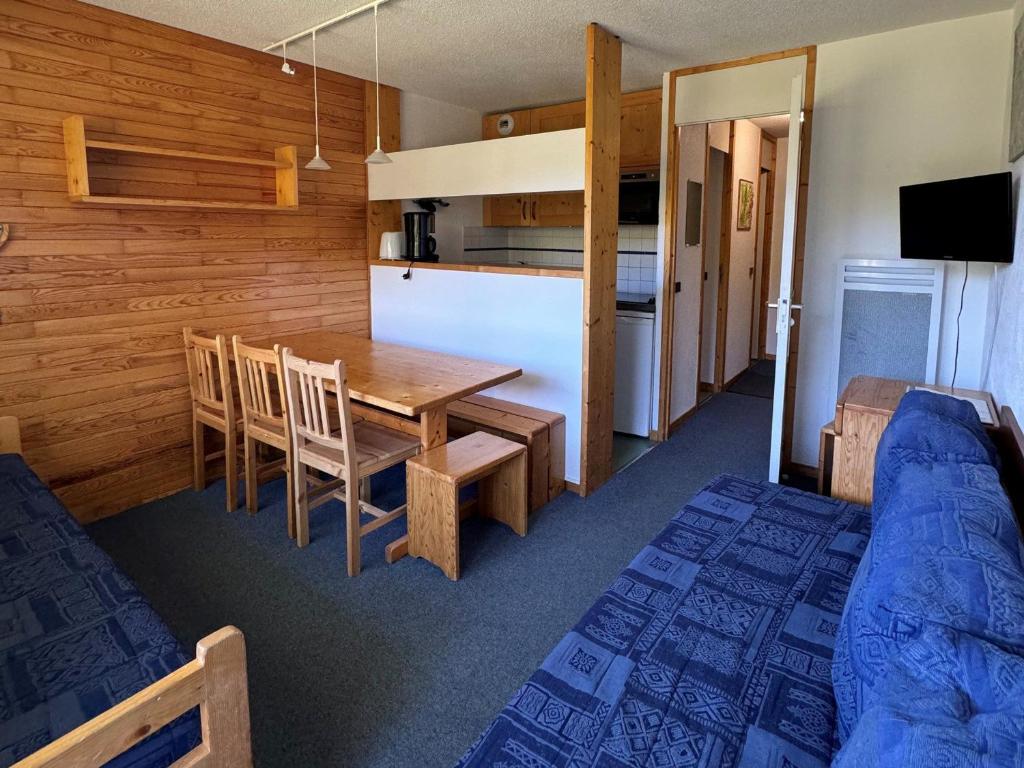 une salle à manger et une cuisine avec une table et des chaises dans l'établissement Bel appartement 2 pièces, skis aux pieds, balcon, vue pistes - FR-1-181-2417, à La Plagne Tarentaise