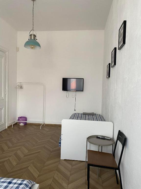 Televízia a/alebo spoločenská miestnosť v ubytovaní Centrum ARTLwowska