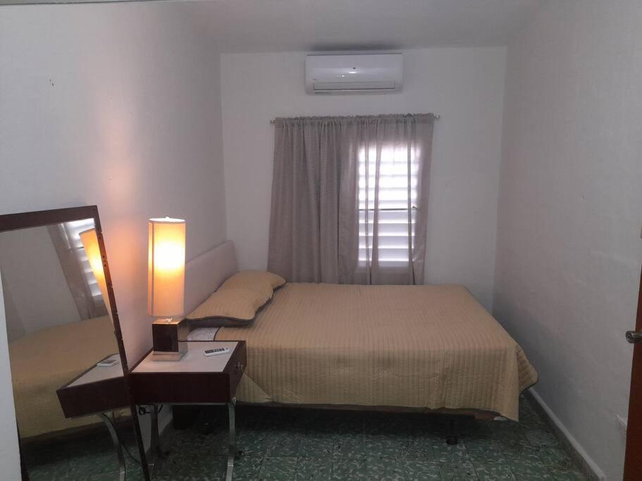 Postel nebo postele na pokoji v ubytování Spacious central and convinient Full AC