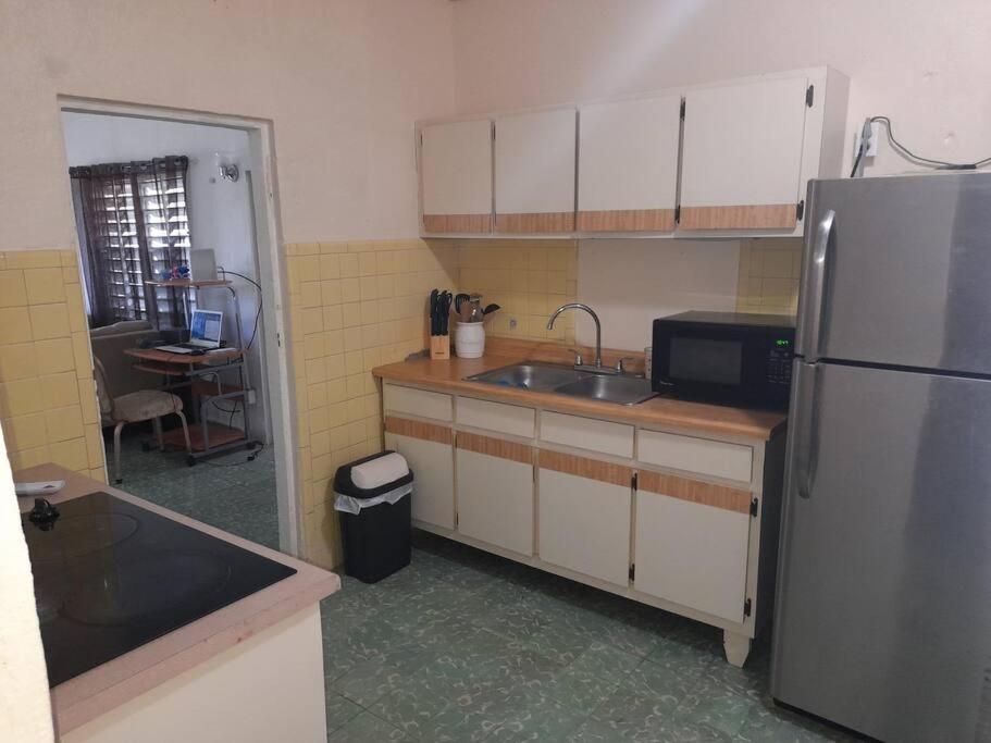 Kuchyň nebo kuchyňský kout v ubytování Spacious central and convinient Full AC