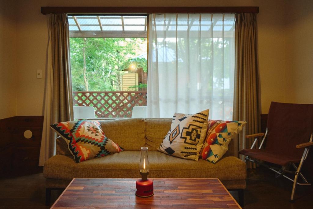 KurobaneにあるTHEIR SATOYAMA FIELD - Vacation STAY 85928vのソファと窓のあるリビングルーム