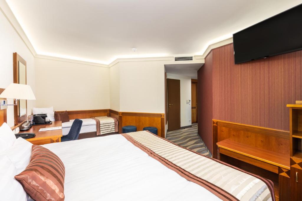 TV a/nebo společenská místnost v ubytování Carlton Hotel Buda Castle