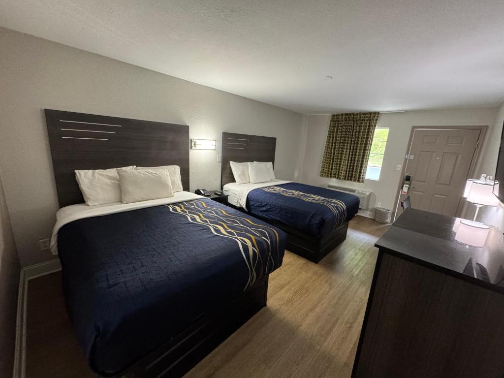 Lakeside Inn - Queen Room With Two Queen Beds