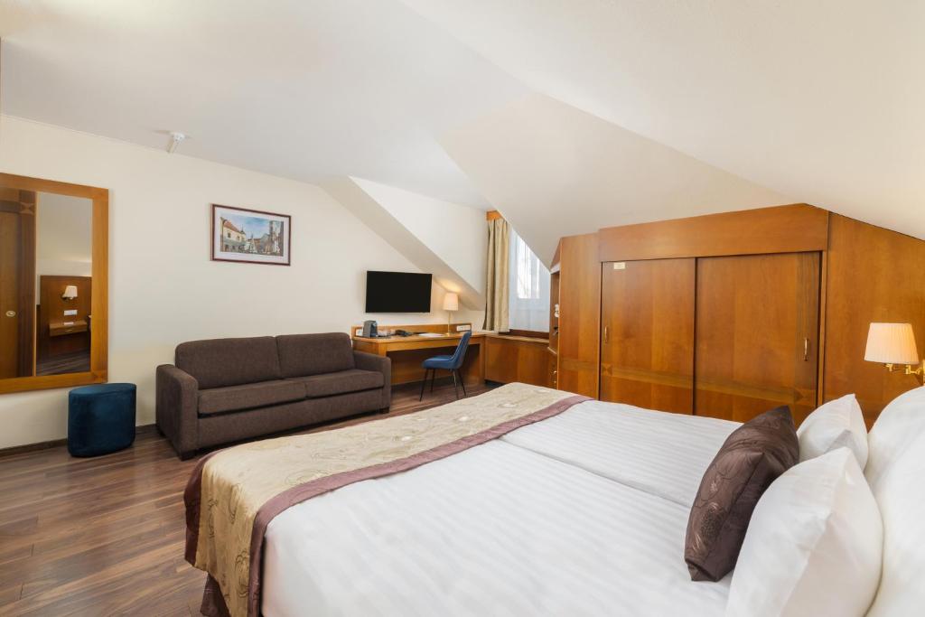Postel nebo postele na pokoji v ubytování Carlton Hotel Buda Castle