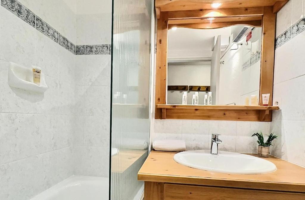 Zdjęcie z galerii obiektu Résidence Le Savoy - Appartement 2 pièces 4 personnes à Tignes proche des commerces et des pistes dans le quartier du Lavachet. Appartement avec un g MAE-1966 w mieście Tignes