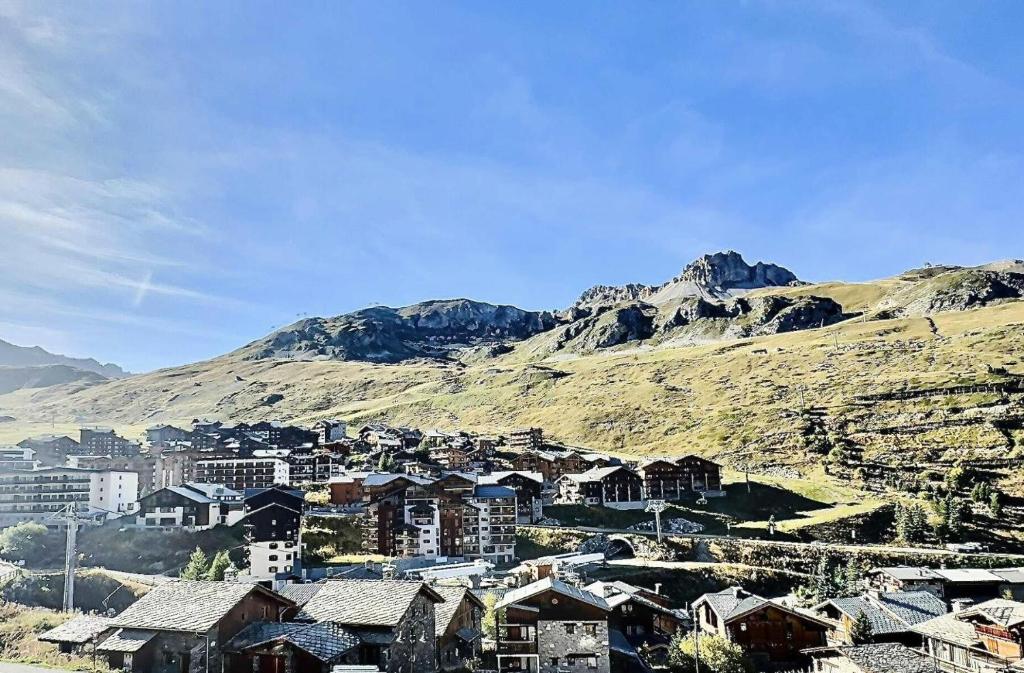 Zdjęcie z galerii obiektu Résidence Le Savoy - Appartement 2 pièces 4 personnes à Tignes proche des commerces et des pistes dans le quartier du Lavachet. Appartement avec un g MAE-1966 w mieście Tignes