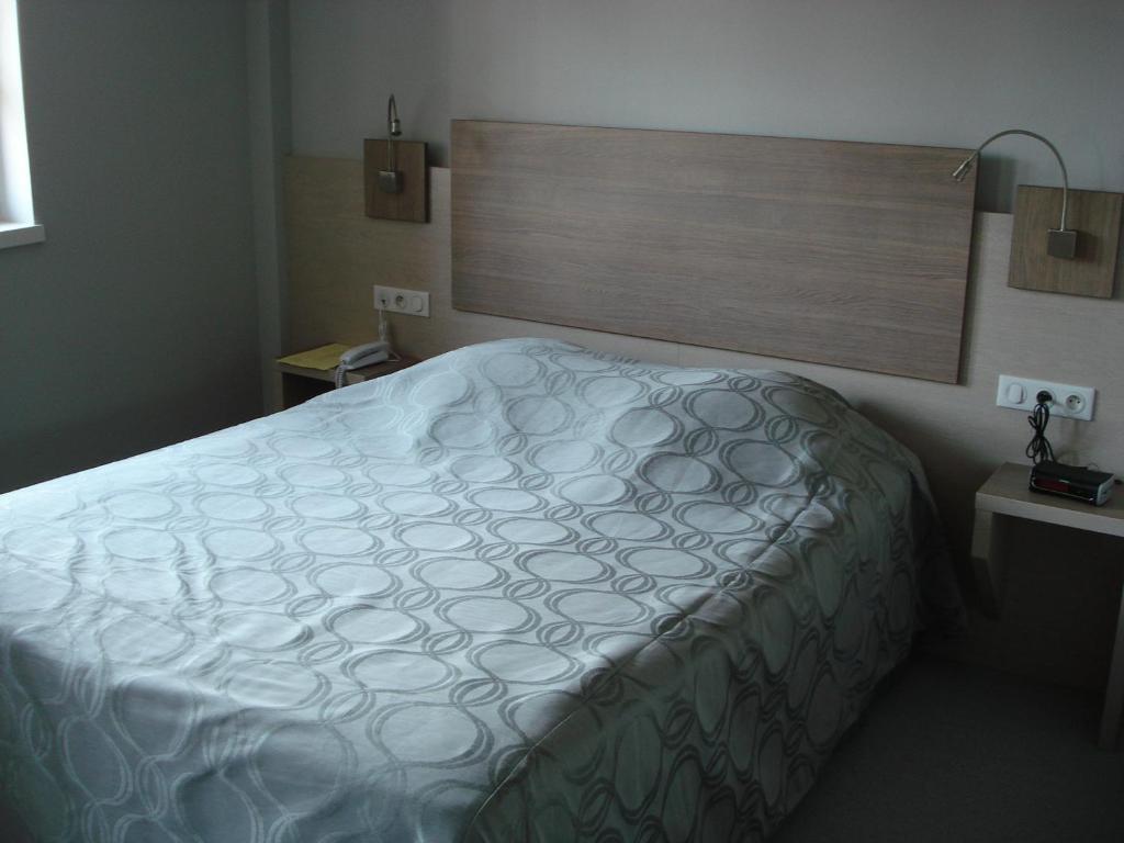 Postel nebo postele na pokoji v ubytování Hostellerie au Cygne