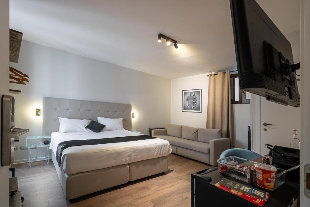 SOHO Piaggiarelle by Dasso - Guest House - Amplia De Doble O Gemela