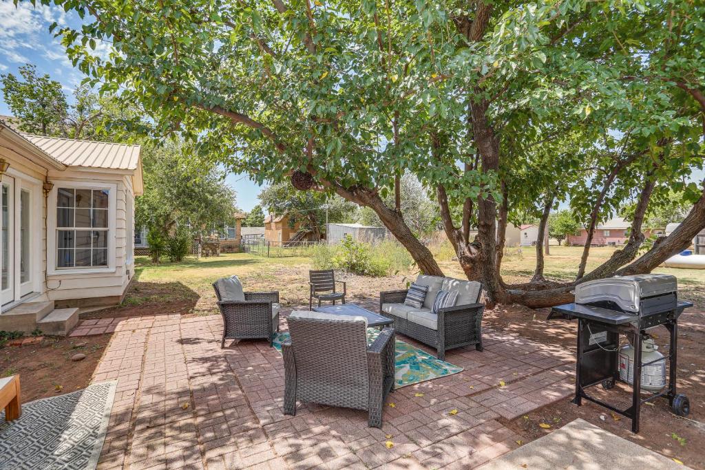 Zahrada ubytování Pet Friendly Home with Yard and Grill in Crowell!