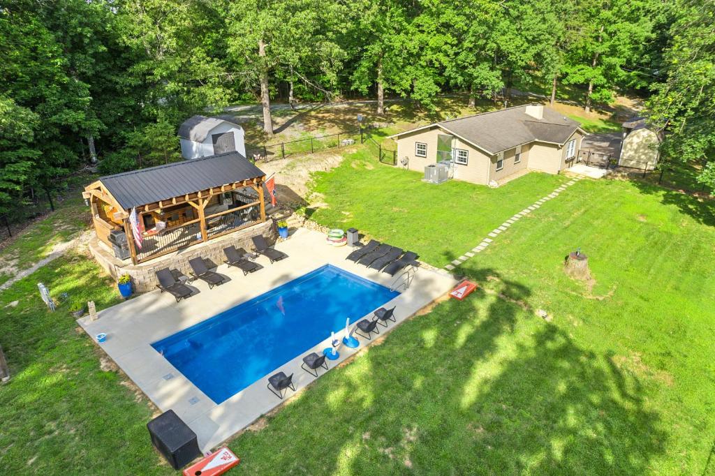 an overhead view of a swimming pool in a yard at NEW 3BR-Pvt Swimming Pool-3 miles to Dollywood in Sevierville