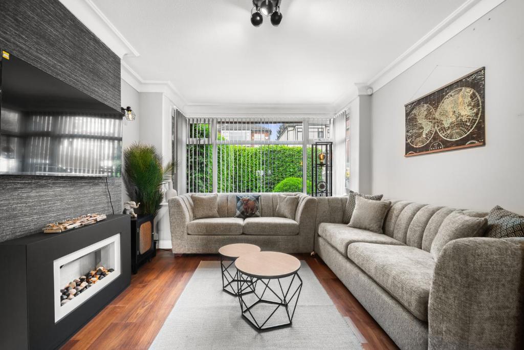 Χώρος καθιστικού στο Modern 3-BR Home-Driveway, Sky-TV-Fast WiFi