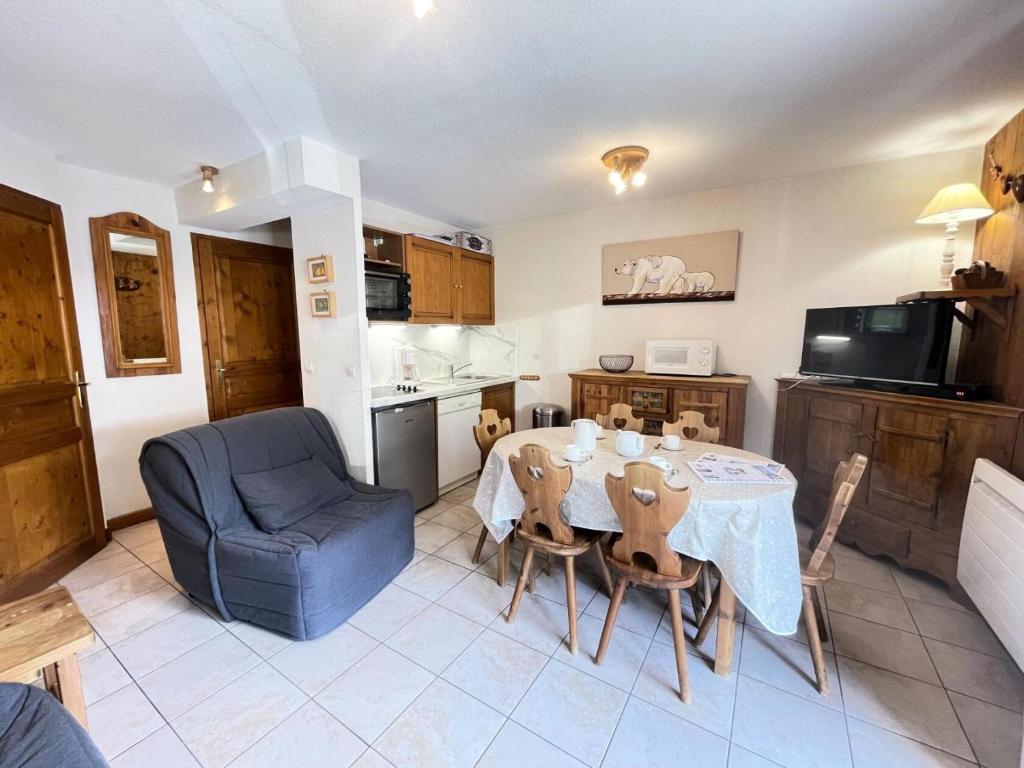 une cuisine et une salle à manger avec une table et des chaises dans l'établissement Résidence Les Oursons - Appartement au pied des pistes de l'Espace Diamant MAE-2324, à Notre-Dame-de-Bellecombe