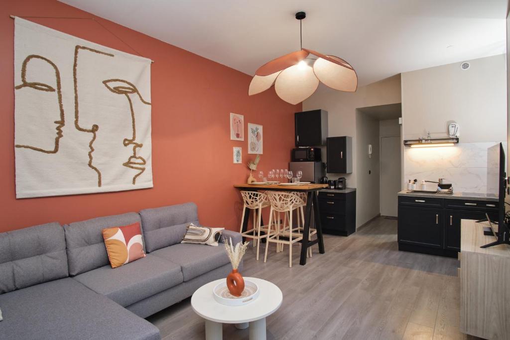 un salon avec un canapé et une cuisine dans l'établissement Superbe appartement proche cathédrale, à Reims