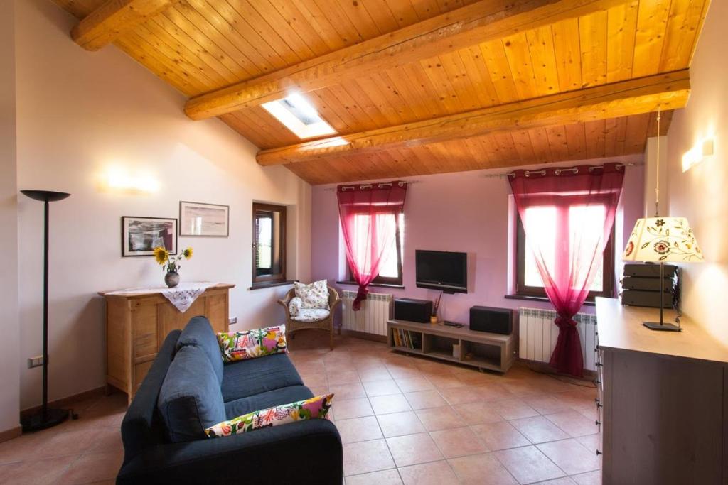 Televízia a/alebo spoločenská miestnosť v ubytovaní Casa Vacanze Angelica