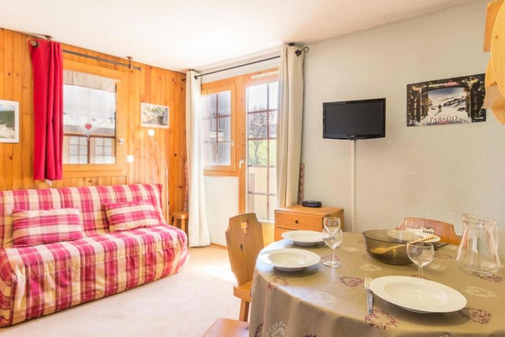 un salon avec un canapé et une table dans l'établissement Résidence La Porte De Montchavin - En plein coeur de Montchavin studio coquet MAE-9224, à Aime La Plagne
