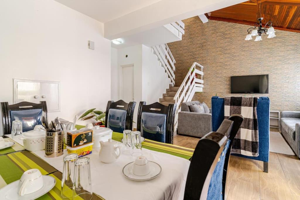 TV a/nebo společenská místnost v ubytování Saruni Homes