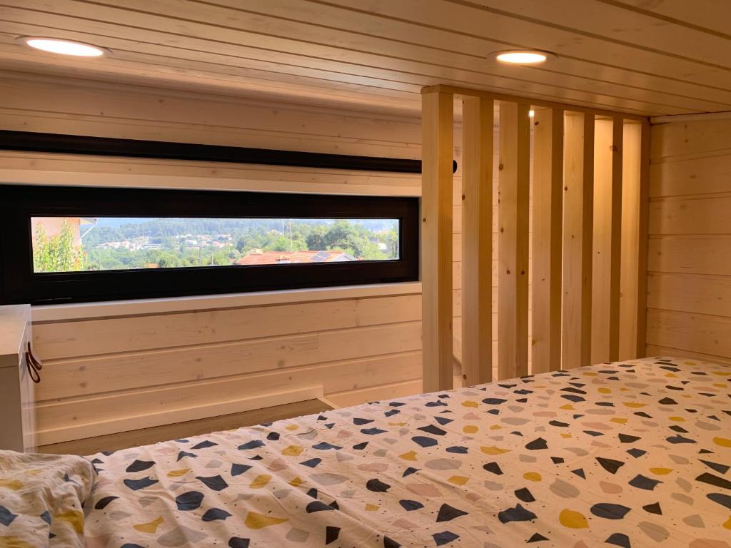 Postel nebo postele na pokoji v ubytování Sublime Tiny House avec piscine et jacuzzi privé près de Braga