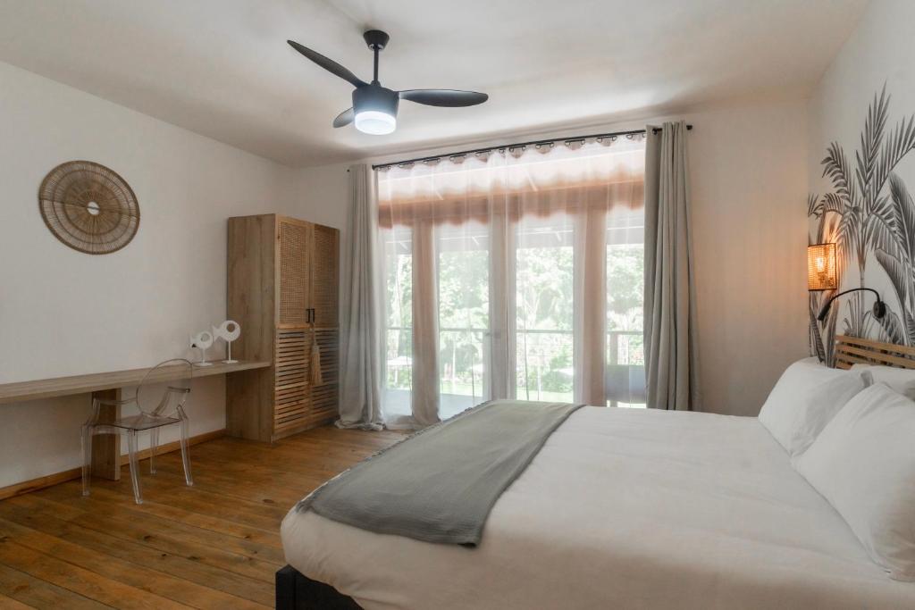 Postel nebo postele na pokoji v ubytování S Boutique Hotel