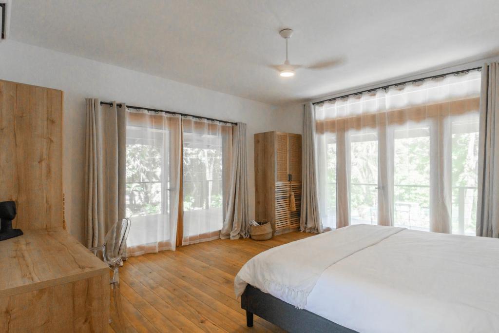 Postel nebo postele na pokoji v ubytování S Boutique Hotel