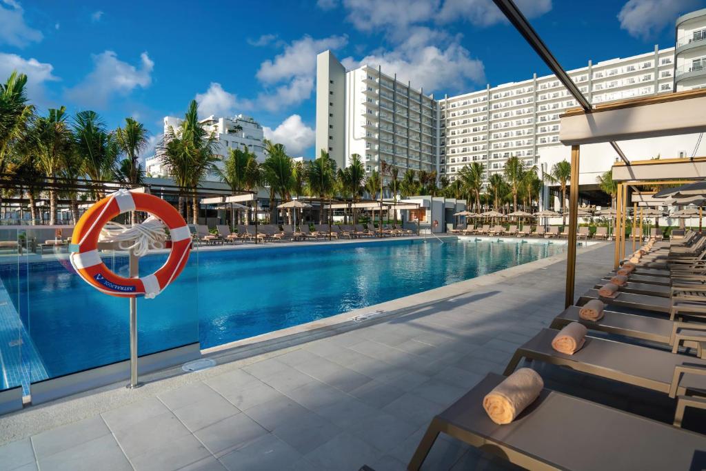 Bazén v ubytování Riu Palace Kukulkan - Adults Only - All Inclusive nebo v jeho okolí