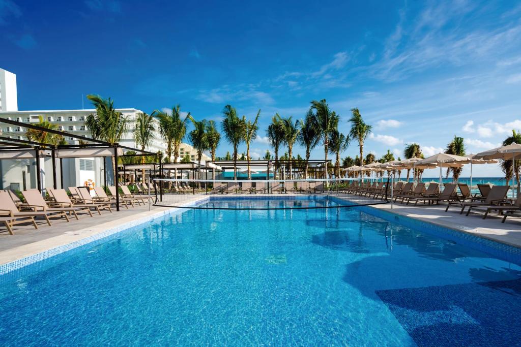 Bazén v ubytování Riu Palace Kukulkan - Adults Only - All Inclusive nebo v jeho okolí