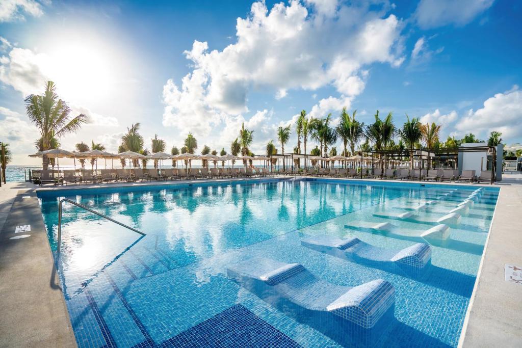 Bazén v ubytování Riu Palace Kukulkan - Adults Only - All Inclusive nebo v jeho okolí