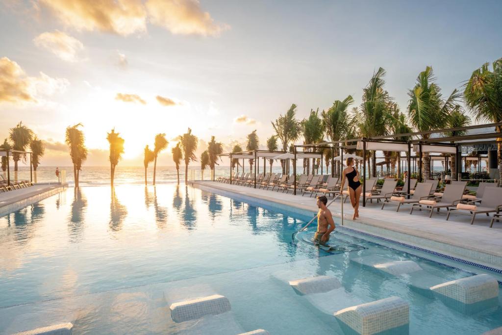 Bazén v ubytování Riu Palace Kukulkan - Adults Only - All Inclusive nebo v jeho okolí