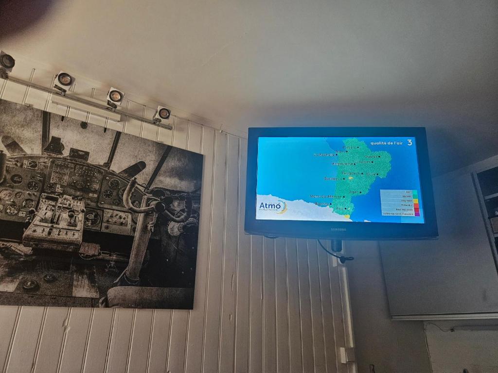 ein Flachbildfernseher mit einer Karte an der Wand in der Unterkunft Studio cosy à la station in Eaux-Bonnes