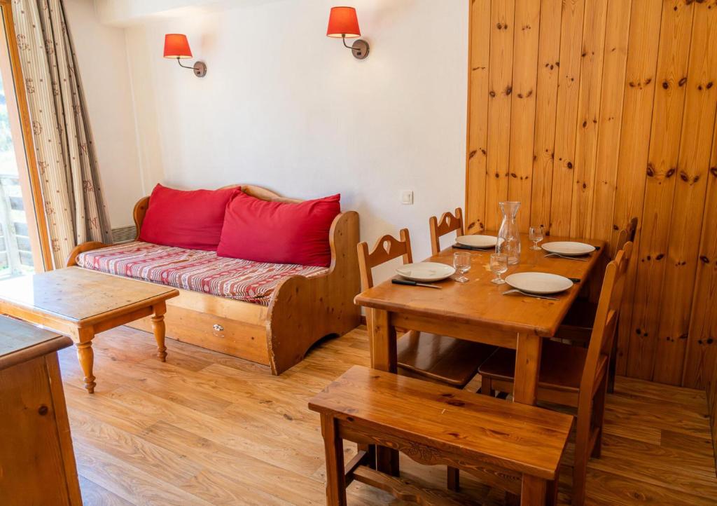 un salon avec une table et un canapé dans l'établissement Résidence Les Hauts De Preclaux - Logement 6 personnes avec vue sur les pistes MAE-0931, aux Orres