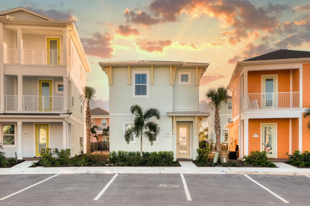 una fila de casas con palmeras en un aparcamiento en Sunset Dream Cottage With Private Pool Near Disney With Margaritaville Resort & Island H2O Access - 8029Kd, en Kissimmee