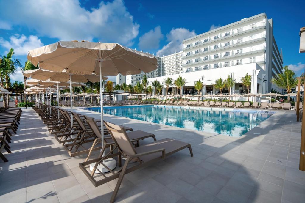 Bazén v ubytování Riu Palace Kukulkan - Adults Only - All Inclusive nebo v jeho okolí