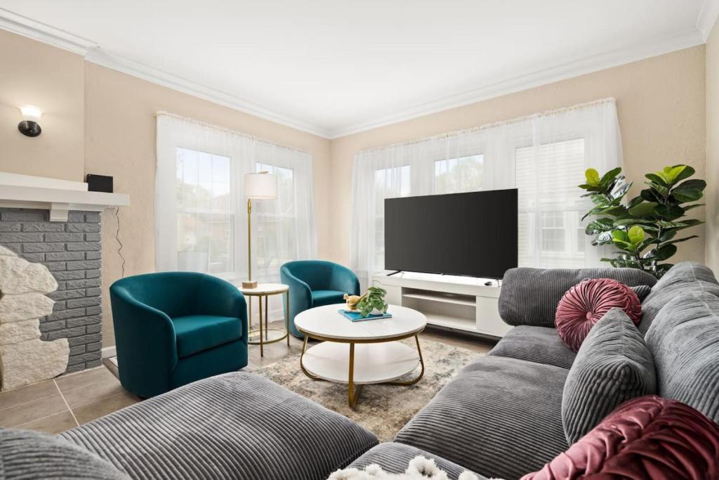 a living room with a couch and a tv at Tranquil 3 Bed Retreat Sleeps 7 in Peoria