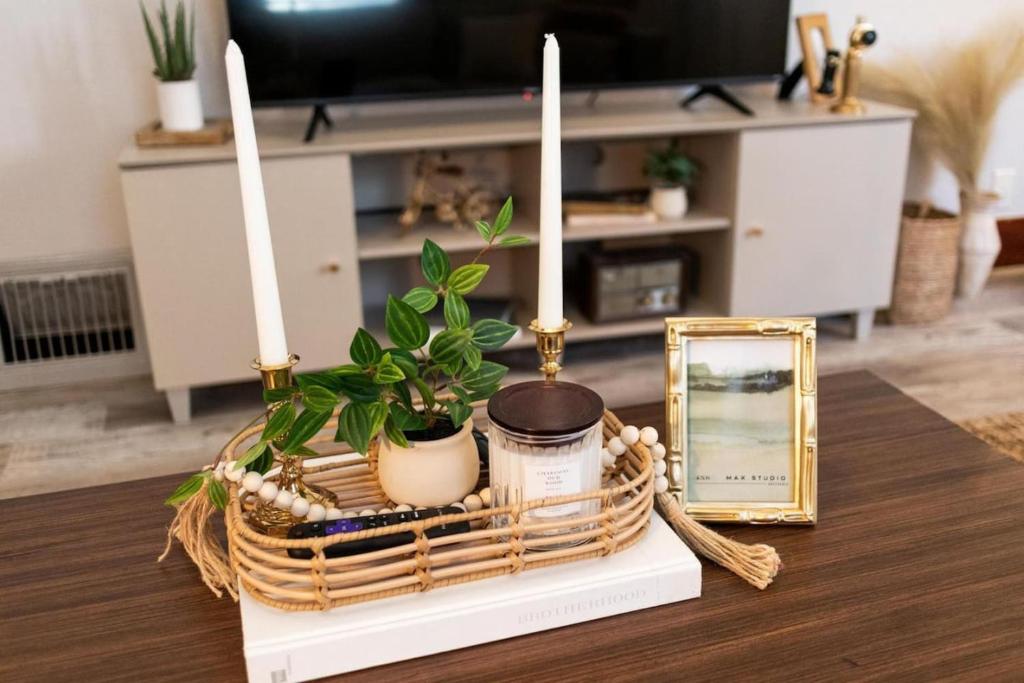 TV a/nebo společenská místnost v ubytování Mid-Century Bohemian Escape