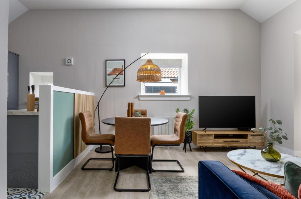 TV a/nebo společenská místnost v ubytování Highland Hideaway Apartment