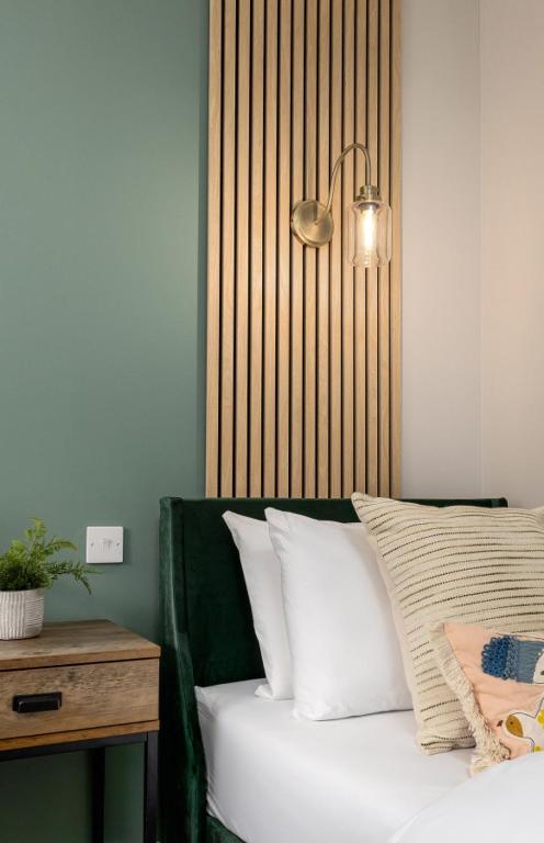 Postel nebo postele na pokoji v ubytování Highland Hideaway Apartment