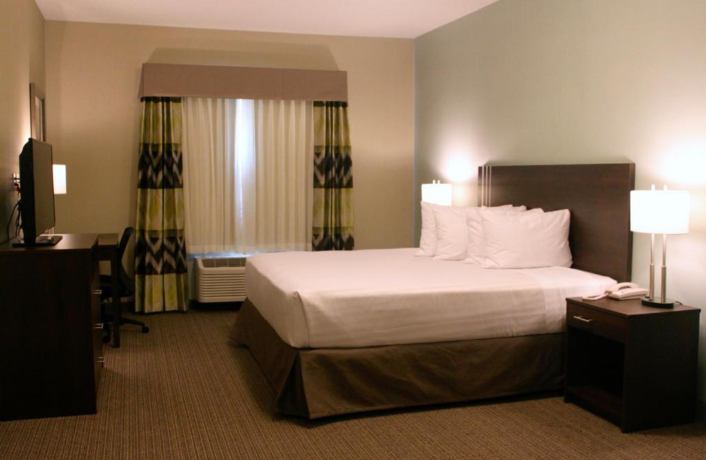 Postel nebo postele na pokoji v ubytování Meridian Inn & Suites Lloydminster
