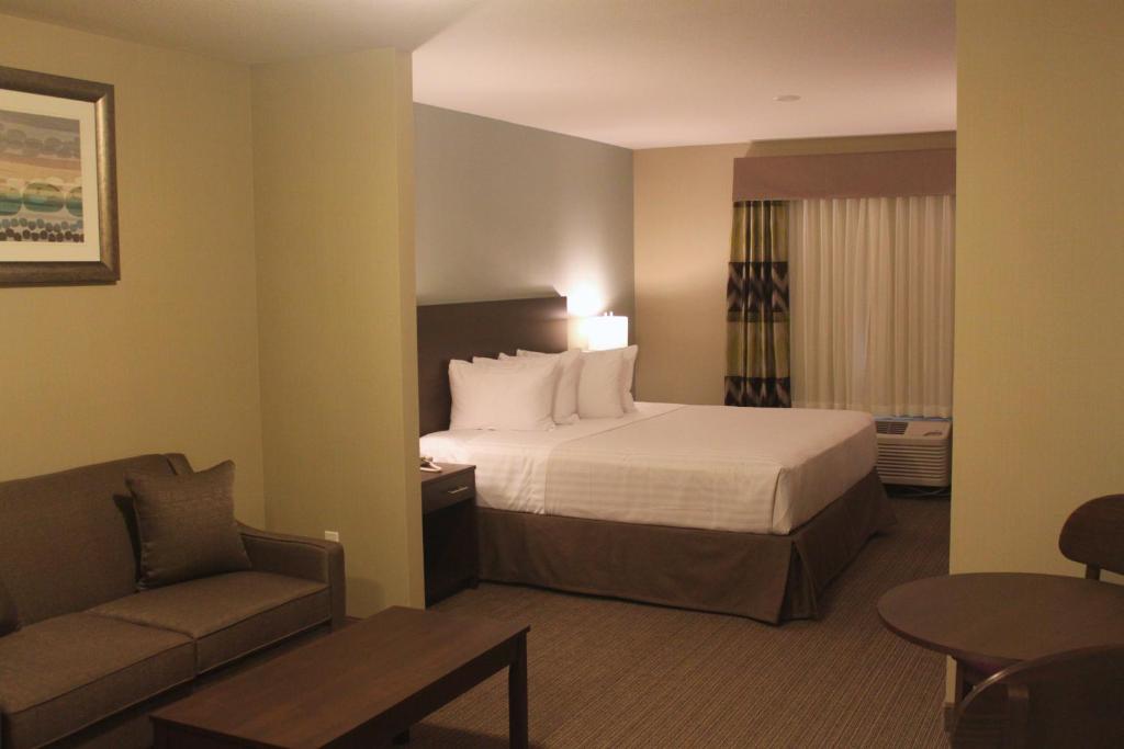 Postel nebo postele na pokoji v ubytování Meridian Inn & Suites Lloydminster
