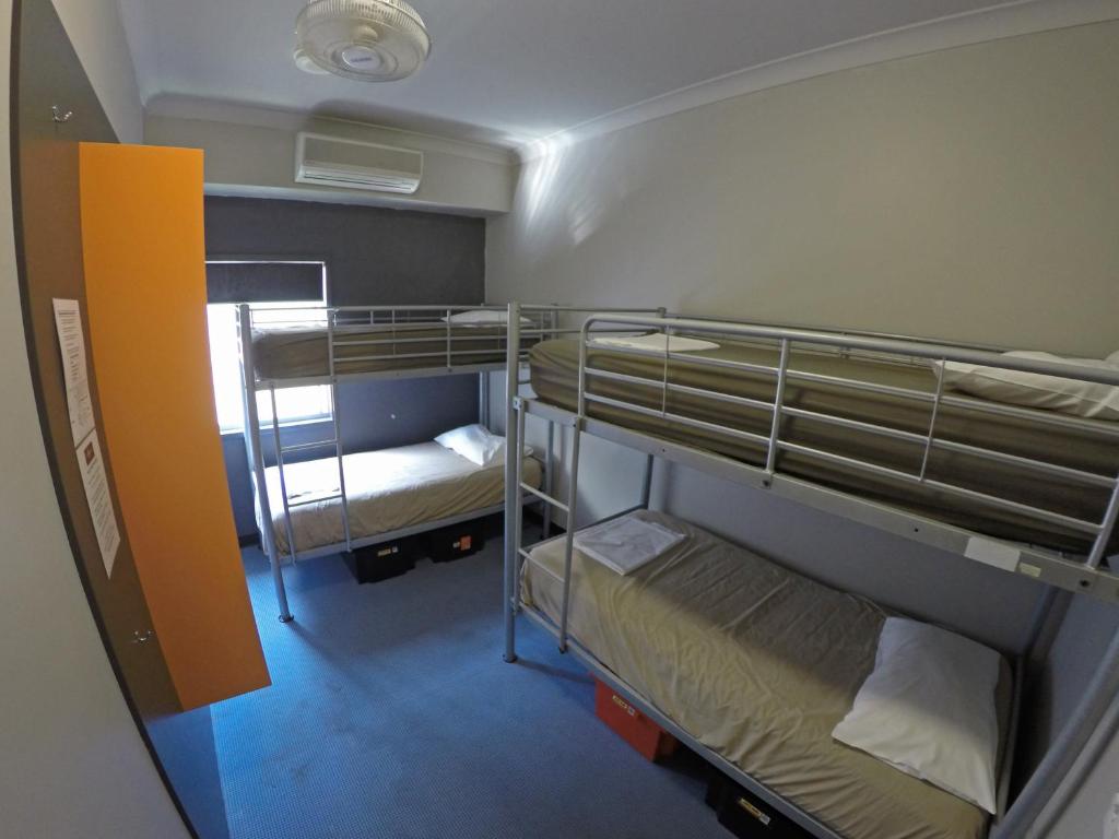 Postel nebo postele na pokoji v ubytování Global Backpackers Port Douglas